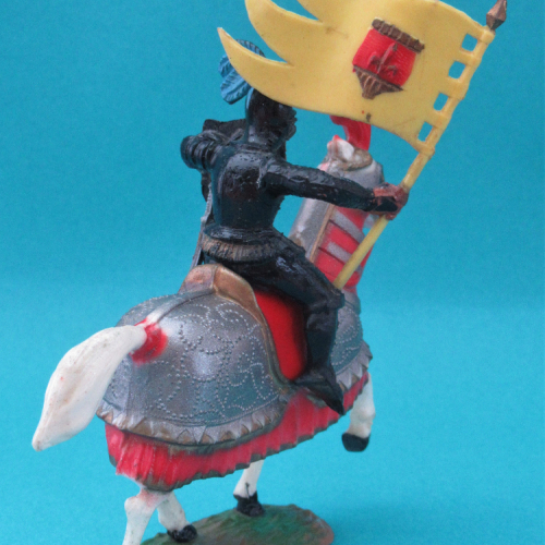 016  Chevalier en armure noire avec bouclier lion, portant étendard.